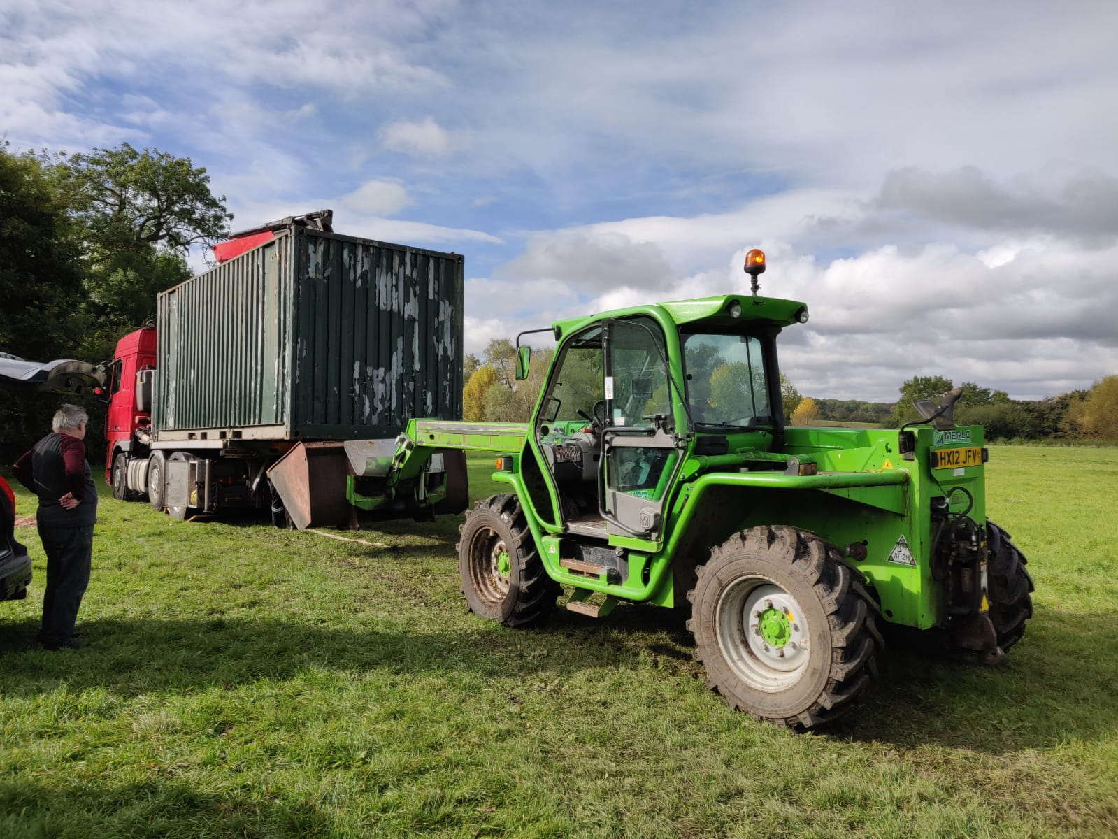 Towing the stuck lorry out 2020-10-15 at 12.25.21